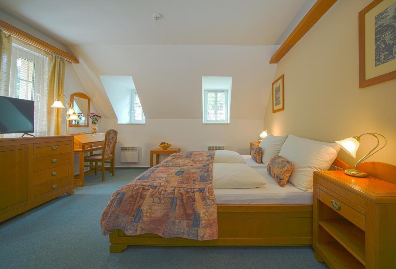 Hotel Praha Хренско Экстерьер фото